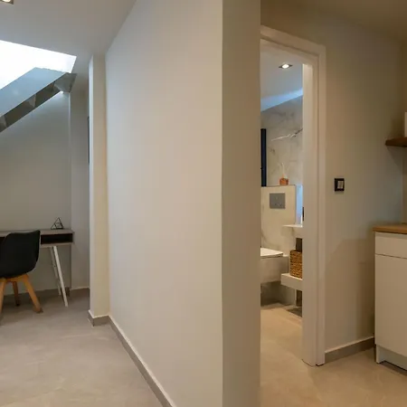 Апартаменты Neilis - Modern Retreat In *
