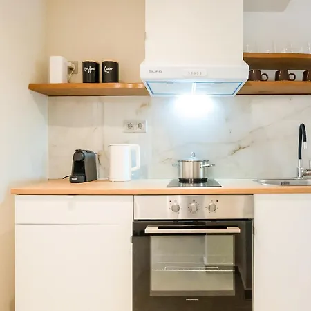 Neilis - Modern Retreat In דירה