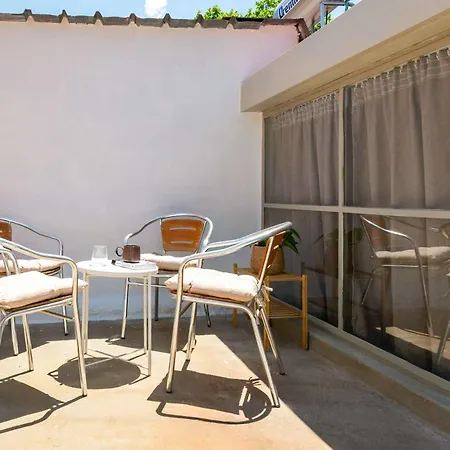 Neilis - Modern Retreat In דירה
